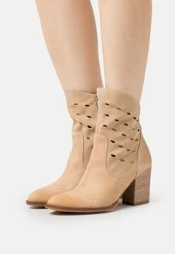 MTNG Uma - Botines Camperos - Arena